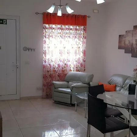 32 Maisonette Lägenhet *