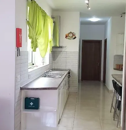 32 Maisonette *